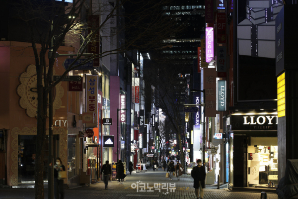 수도권 사회적 거리두기 완화가 된 15일 오후 8시경 서울 중구 명동 거리가 네온사인만 밝히고 인적은 드물었다. 사진=박재성 기자