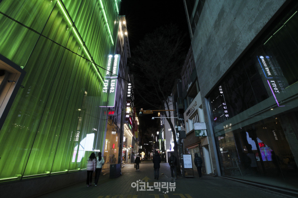 수도권 사회적 거리두기 완화가 된 15일 오후 8시경 서울 중구 명동 거리가 네온사인만 밝히고 인적은 드물었다. 사진=박재성 기자