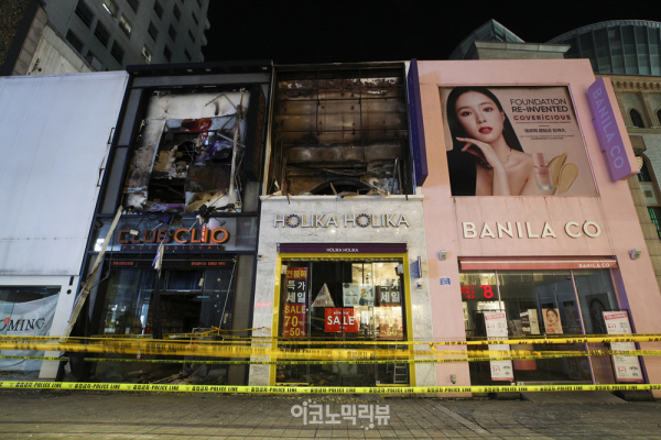 수도권 사회적 거리두기 완화가 된 15일 오후 8시경 서울 중구 명동 화장품 매장이 화재로 인해 불타 있다. 사진=박재성 기자
