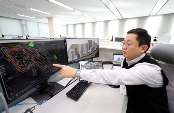 대우건설 직원이 4D 스마트모델링 프로그램을 시연하고 있다 출처 = 대우건설 제공