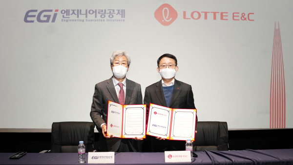 롯데건설 하석주 대표이사(오른쪽)와 엔지니어링공제조합 김수보 이사장(왼쪽)이 르엘 갤러리에서 협약을 체결하고 기념촬영을 하고 있다. 출처=롯데건설 제공