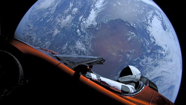우주복을 입은 마네킹이 운전석에 앉은 테슬라의 빨간 스포츠카가 지금도 우주 어딘가를 떠다니고 있다. 출처=스페이스X