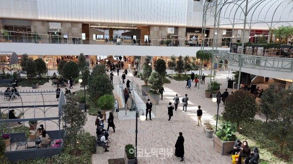 24일  프리오픈한 여의도 '더 현대서울' 5층 조경공간. 사진=이코노믹리뷰 편은지 기자