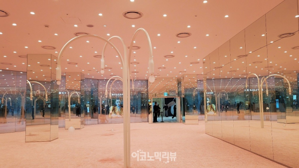 1층 '스튜디오 스와인'. 나무 형상 조형물에서 안개 비눗방울이 나오고 있다. 벽면은 모두 거울로 제작됐다.   사진=이코노믹리뷰 편은지 기자