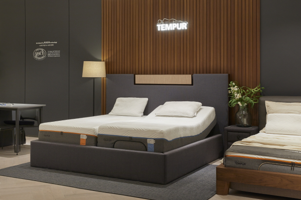 더현대 서울 템퍼 매장에 전시된 리케(LYKKE) 프레임 과 모션베드 Zero-G Curve (제로지 커브)  (이미지제공=템퍼코리아)