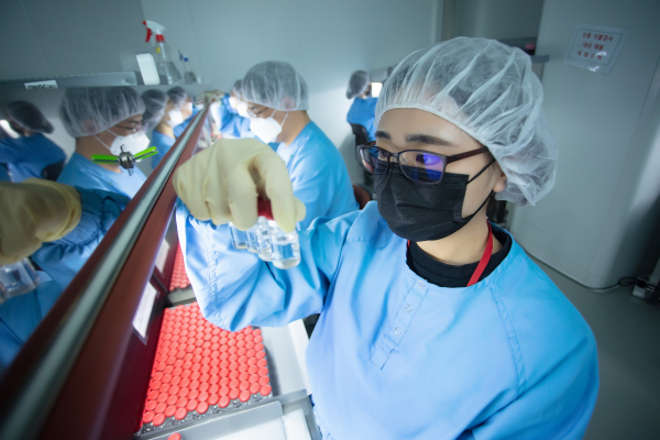 SK바이오사이언스 직원들이 안동L하우스에서 생산되는 코로나19 백신을 검수하고 있다. 출처= SK바이오사이언스
