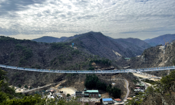 원주의 대표 관광 명소인 간현관광지에 위치한 원주 소금산 출렁다리 사진=박재성 기자