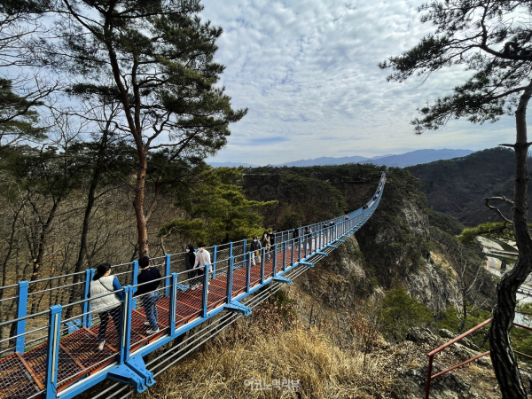 원주의 대표 관광 명소인 간현관광지에 위치한 원주 소금산 출렁다리 사진=박재성 기자
