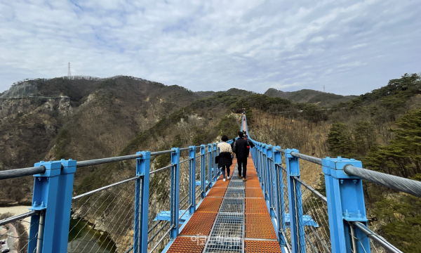 원주의 대표 관광 명소인 간현관광지에 위치한 원주 소금산 출렁다리 사진=박재성 기자