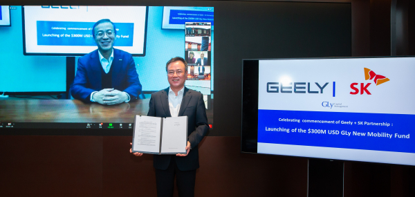 장동현 사장(오른쪽)과 지리자동차그룹 다니엘 리(왼쪽) CEO는 양사가 모빌리티 사업에서 다각적인 협력 체제를 구축하기로 협의했다. 출처=SK