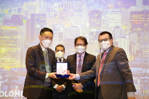 콜롬비아 농업-농촌개발부 장관이 에이티플러스커피 관계자에게 감사패를 전달하고 있다.