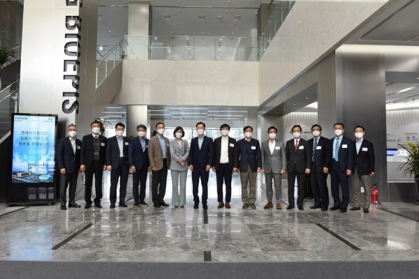 한국바이오협회 이승규 부회장(왼쪽), 셀트리온 윤정원 수석부사장, 한올바이오파마 박승국 대표이사, 일동제약 최성구 부사장, 대상 임정배 대표이사, 헬릭스미스 유승신 대표이사, 한국바이오협회 고한승 회장, 바이오리더스 박영철 회장, 아미코젠 신용철 대표이사, 강스템바이오텍 강경선 회장, 이수앱지스 이석주 대표이사, 동아에스티 박범수 연구소장, 보령제약 이삼수 사장, 삼성바이오에피스 조종욱 상무가 기념사진을 찍고 있다. 출처=한국바이오협회