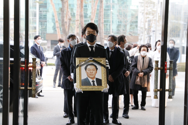 Director Sang-yeol Shin is admitted with the late President Shin Chun-ho's Young-jeong.  Source = Nongshim