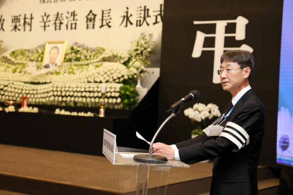 Dong-won Shin, the representative of Nongshim's grieving family, is waving.  Source = Nongshim