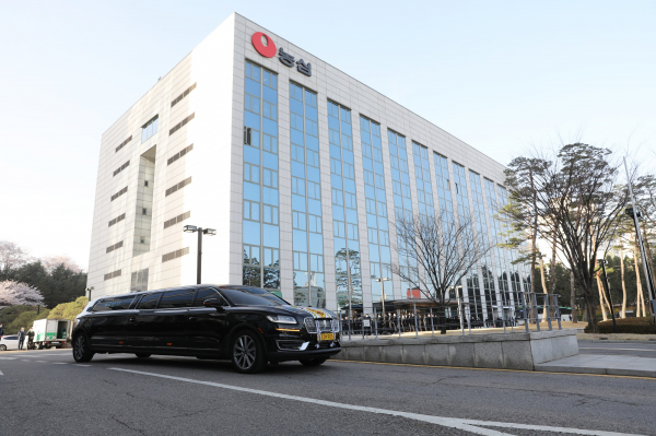 The Ungu vehicle transporting the deceased leaves the Nongshim office building.  Source = Nongshim