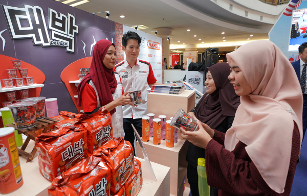 말레이시아 쿠알라룸푸르에 있는 한 쇼핑몰 내 '대박라면' 부스에서 현지 소비자들이 제품에 대한 설명을 듣고 있다. 출처=신세계푸드
