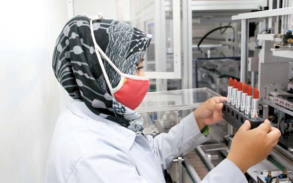 히잡을 두른 코스맥스 인도네시아 직원이 립스틱 제품을 살펴보고있다. 출처=코스맥스