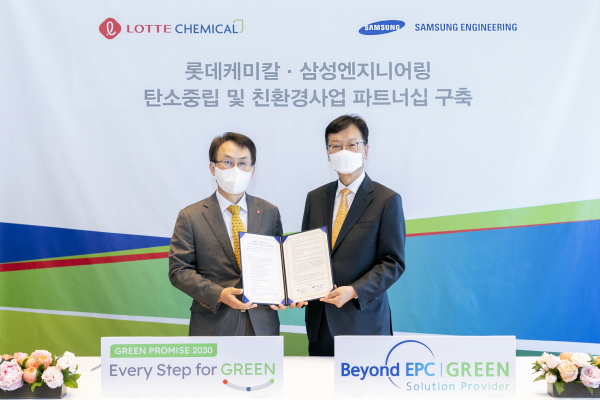 롯데케미칼과 삼성엔지니어링이 5일 '탄소 중립 및 친환경 사업 파트너십 구축' 업무 협약(MOU)를 체결한 가운데, 김교현 롯데케미칼 통합 대표 이사(왼쪽)과 최성안 삼성엔지니어링 사장이 기념 사진을 촬영하고 있다. 출처=롯데케미칼·삼성엔지니어링