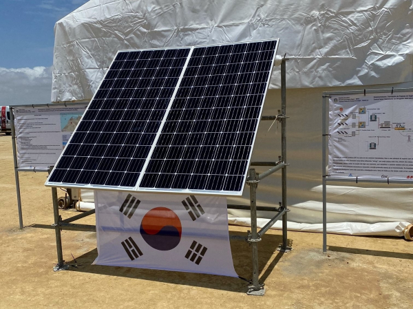 앙골라 공공 태양광 사업 행사장에 설치된 한화큐셀 태양광 모듈. 출처=한화큐셀