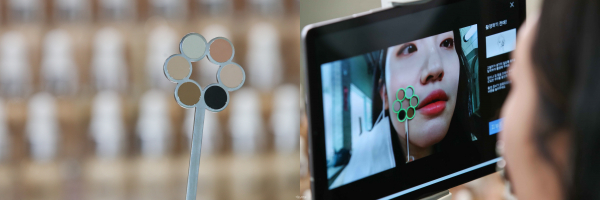 아모레퍼시픽이 개발한 ‘스킨톤 파인더’를 얼굴에 대고 화면에 가까이 다가가면 톤이 측정된다. 사진=이코노믹리뷰 임형택기자