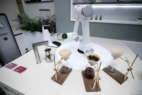 LG 클로이 카페에서는 LG 클로이 바리스타봇이 핸드드립 커피를 만든다. 사진=임형택기자