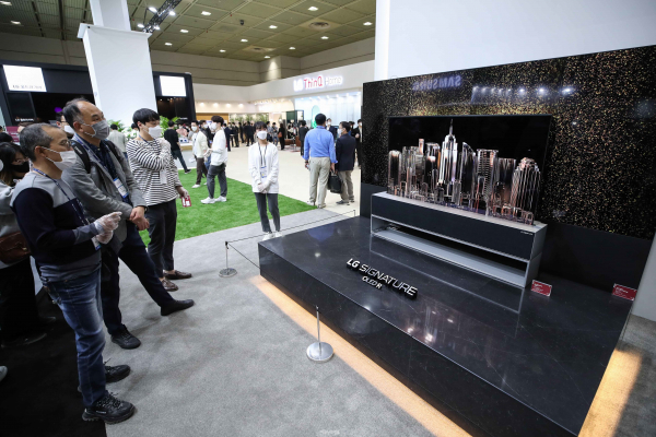 21일 오후 서울 강남구 코엑스에서 열린 월드IT쇼 LG전자 부스에서 관람객들이 'LG 시그니처 올레드 R'를 살펴보고 있다. 사진=임형택기자