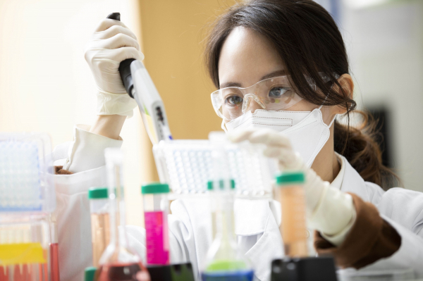 셀트리온 연구원이 연구를 하고 있다. 출처=셀트리온1