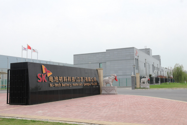 SK아이이테크놀로지(이하 SKIET)가 중국 장쑤성 창저우에 지은 리튬 이온 배터리 분리막(Lithium-ion Battery Separator; 이하 LiBS) 공장. 출처=SK이노베이션