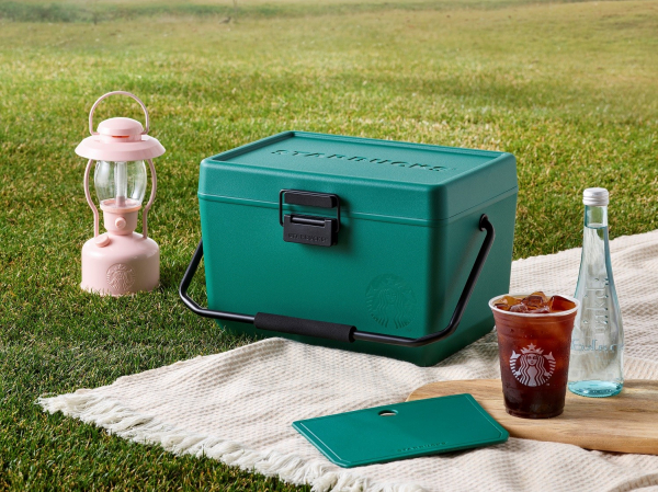 올해 스타벅스 e-프리퀀시 이벤트 사은품인  '스타벅스 서머 데이 쿨러' 서머 그린과 '스타벅스 나이트 싱잉 랜턴' 캔디 핑크. 출처=스타벅스코리아