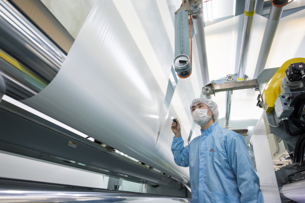 SK아이이테크놀로지 직원이 리튬 이온 배터리용 분리막 제품을 살펴보고 있다. 출처=SK이노베이션