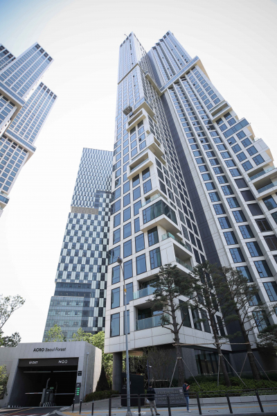 서울 성동구 성수동1가 아크로서울포레스트는 주상복합 아파트로 지상 49층 지하 7층이다. 사진=임형택기자