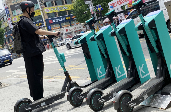 LG전자-킥고잉이 선보인 국내 첫 전동킥보드 무선충전 솔루션. 출처= LG전자