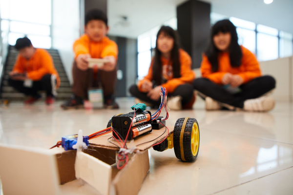 비전프로젝트에 참가한 청소년들이 프로젝트를 수행하고 있다. 출처=미래에셋박현주재단