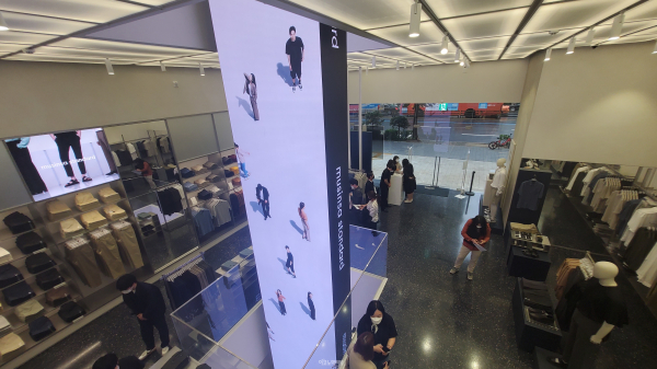 무신사스탠다드 홍대 내부 중앙에 위치한 14m길이의 미디어 타워. 사진=이코노믹리뷰 편은지 기자