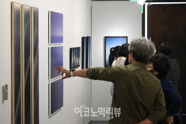 지난 9일 서울 용산구 블루스퀘어에서 열린 아트페어 '더프리뷰 한남 With 신한카드'를 방문한 고객들이 작품을 살펴보고 있다. 사진=임형택기자