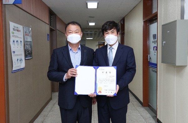 포스코케미칼이 지난 9일에 첫 석좌 교수로 이성만 강원대학교 재료 공학부 교수(오른쪽)를 위촉한 가운데, 민경준 포스코케미칼 사장과 이성만 강원대 교수가 기념 촬영에 임하고 있다. 출처=포스코케미칼