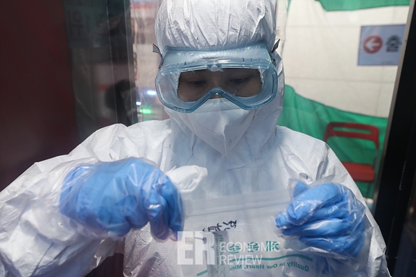 오늘(17일) 오후 6시까지 확진 판정을 받은 확진자는 총 422명이다. 사진=이코노믹리뷰 임형택 기자