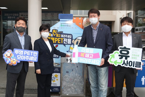 24일 경기도 용인시 죽전휴게소에서 자원순환을 위한 업무협약에 참석한 정승환(왼쪽부터) 한국고속도로휴게시설협회장, 김진숙 한국도로공사 사장, 임수길 SK이노베이션 밸류크리에이션센터장, 이종혁 SK종합화학 그린비즈추진그룹 담당이 기념촬영을 하고 있다. 사진=SK이노베이션