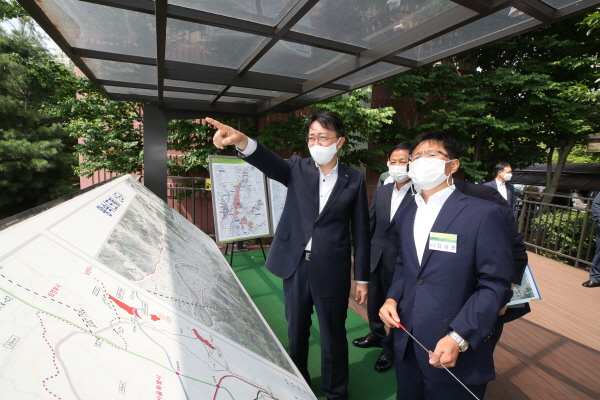 김현준 LH 사장이 1일 남양주왕숙과 하남교산 현장에서 3기 신도시 사업추진 현황을 점검했다. 출처=LH