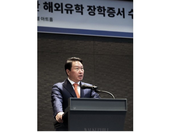 한국고등교육재단 이사장을 맡고 있는 최태원 SK회장이 7일 서울 광진구 그랜드워커힐호텔에서 열린 해외유학 장학증서 수여식에서 격려인사를 하고 있다. 출처= SK