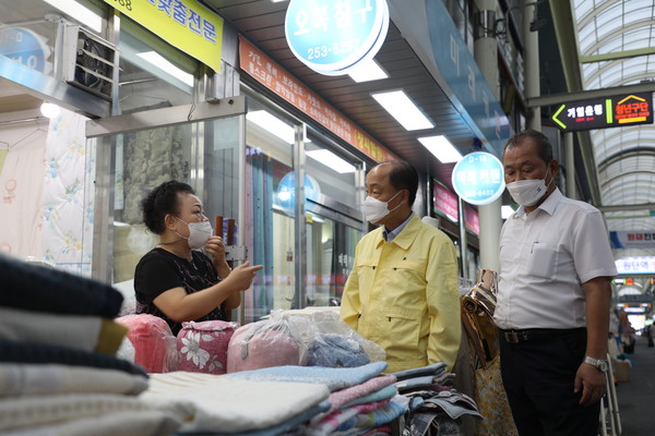 대전중앙시장활성화구역을 찾은 조봉환 이사장이 시장상인으로부터 애로사항을 듣고 있다. 출처=소상공인진흥공단.