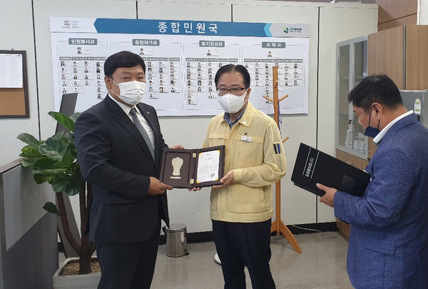 황세선 라온건설 건축팀장(왼쪽)과 김영준 이천시 종합민원국 국장(가운데)이 기념촬영을 하고 있다. 사진=라온건설