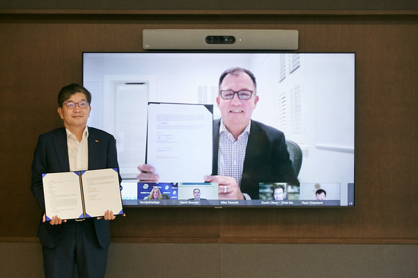 나경수 SK종합화학 사장이 서울 종로구 SK서린빌딩에서 화상회의시스템을 통해 마이크 오트워스 퓨어사이클 테크놀로지 CEO와 양해각서 체결 후 기념촬영을 하고 있다. 출처=SK종합화학