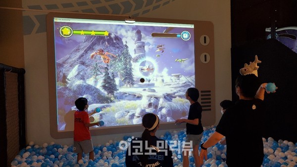 18일 롯데백화점 동탄점 4층 '챔피언 더 에너자이저'에서 아이들이 놀고있다. 사진=이코노믹리뷰 편은지 기자