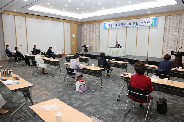 여성기업 대표들과의 간담회를 진행 중인 정재훈 한수원 사장. 출처=한수원