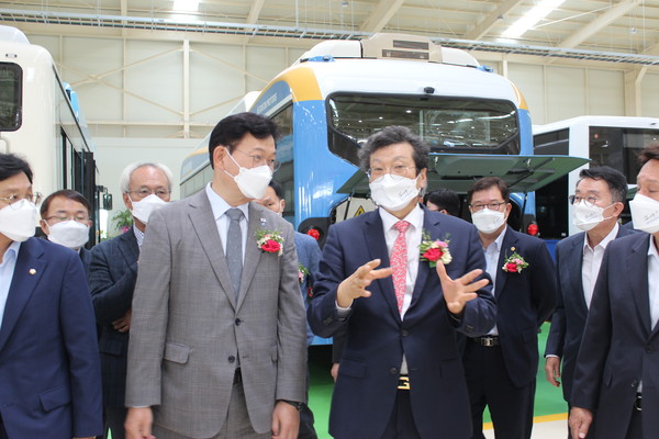 강영권 에디슨모터스 대표(앞줄 중앙 오른쪽)와 송영길 더불어민주당 대표(앞줄 중앙 왼쪽) 등 인사들이 19일 군산공장을 함께 시찰하는 모습. 출처= 에디슨모터스