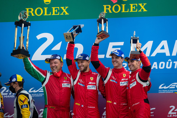 페라리 경주차로 출전한 레이싱 선수들이 기념촬영하는 모습. 출처= FMK