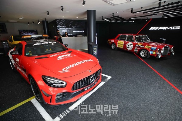 메르세데스-벤츠 코리아는 AMG 서울의 오픈 기념해 오는 24일까지 AMG의 역사적인 모터스포츠의 열정을 느낄 수 있는 특별한 전시를 마련했다. 일명 붉은 돼지(Red Pig)로 불리는 AMG의 기념비적인 모델 ‘AMG 300 SEL 6.8 L’과 포뮬러 원(Formula 1, F1) 역사 상 가장 강력한 세이프티 카(Safety Car)로 알려진 ‘AMG GT R F1 Safety Car’를 만날 수 있다. 사진=임형택기자