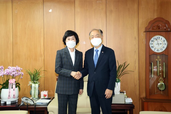 조봉환 소상공인시장진흥공단 이사장이 30일 오후 3시 소상공인연합회를 방문해 회장단과 차담회를 가졌다. 출처=소상공인시장진흥공단.