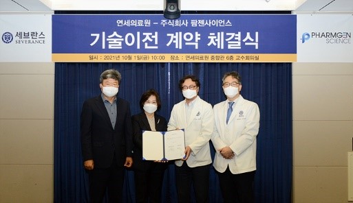 팜젠사이언스 박희덕 대표(왼쪽), 김혜연 대표, 연세대의료원 최재영 산학협력단장, 윤상선 미생물학교실 교수가 기술이전 계약 체결식 후 기념사진을 찍고 있다. 출처=팜젠사이언스